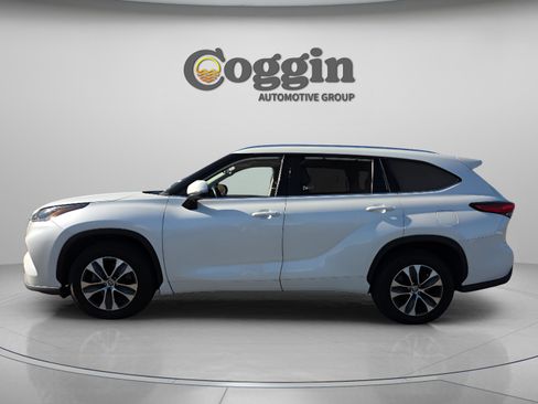 Used 2021 Toyota Highlander XLE image 3