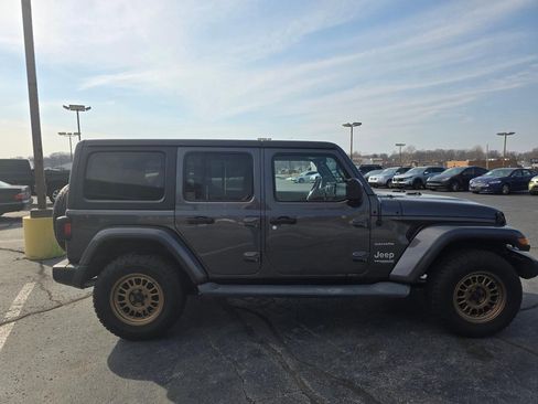 Used 2019 Jeep Wrangler Unlimited Sahara image 3