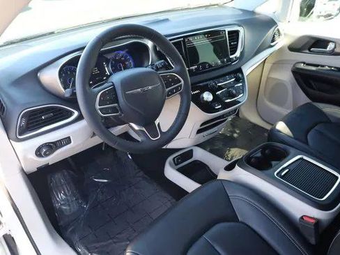 Certified 2024 Chrysler Pacifica Touring-L image 9