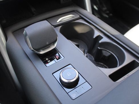 Certified 2025 Land Rover Discovery Dynamic SE image 28