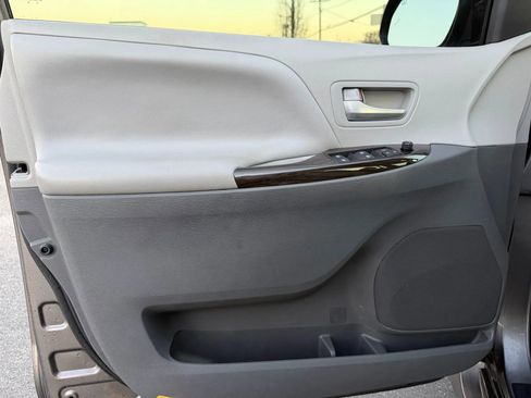 Used 2019 Toyota Sienna XLE image 10