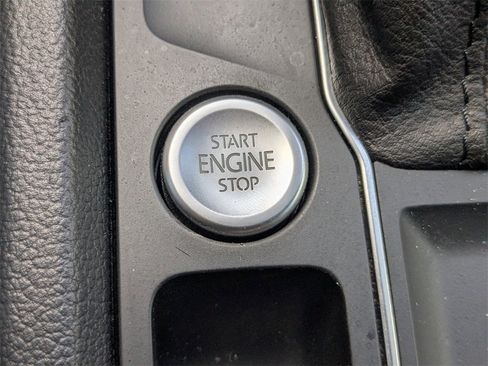 Used 2020 Volkswagen Atlas Cross Sport SE w/ Towing Package image 24