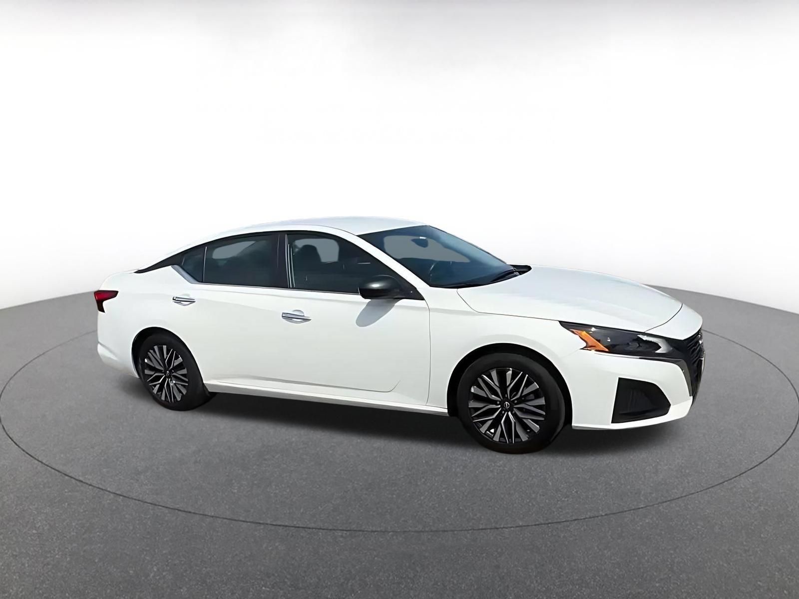 Used 2025 Nissan Altima 2.5 SV FWD image 2
