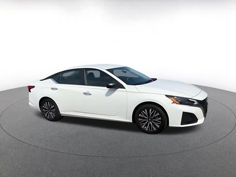 Used 2025 Nissan Altima 2.5 SV FWD image 2