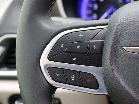 Used 2023 Chrysler Voyager LX image 18