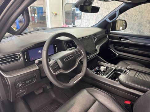 Used 2023 Jeep Wagoneer L Series III w/ Convenience Group I image 5