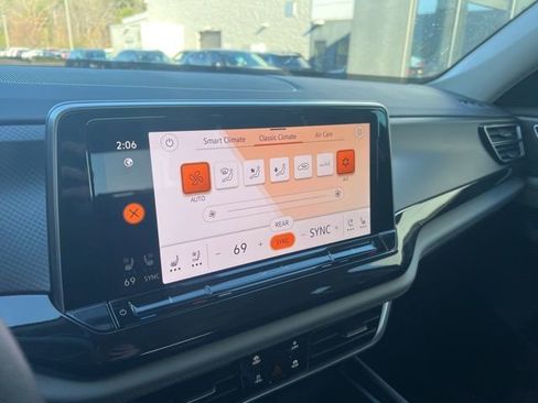 Certified 2025 Volkswagen Atlas Peak Edition SE image 17