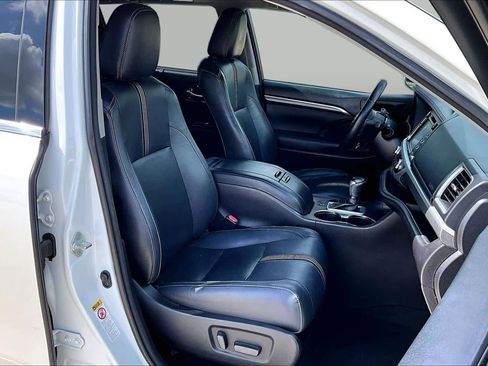 Used 2018 Toyota Highlander SE FWD image 14