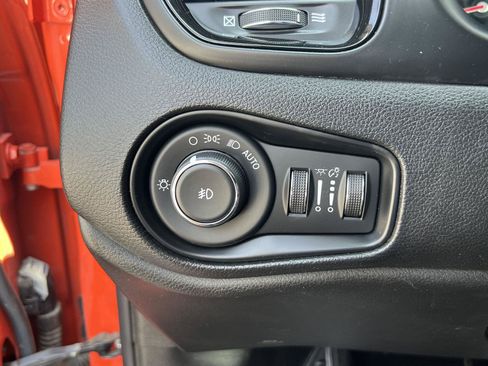 Used 2018 Jeep Renegade Altitude AWD/4WD image 31