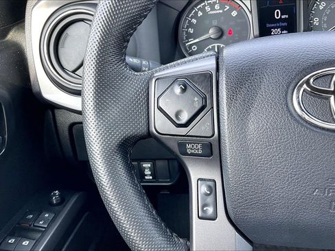 Used 2022 Toyota Tacoma TRD Sport w/ Technology Package AWD/4WD image 18