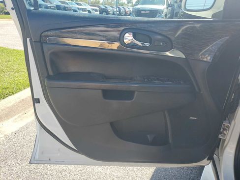 Used 2013 Buick Enclave Premium image 16