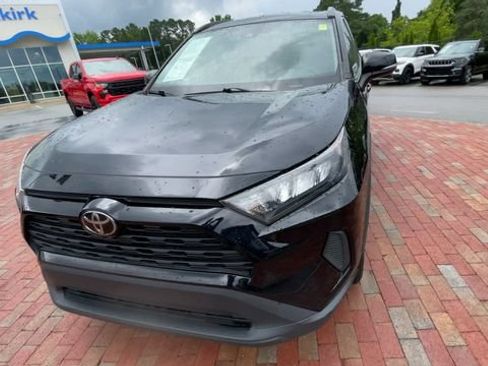 Used 2021 Toyota RAV4 LE FWD image 4