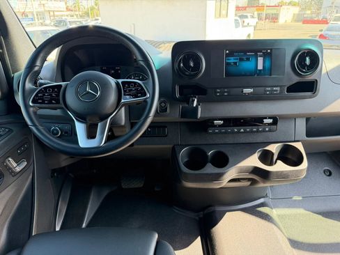 Used 2019 Mercedes-Benz Sprinter 2500 image 19