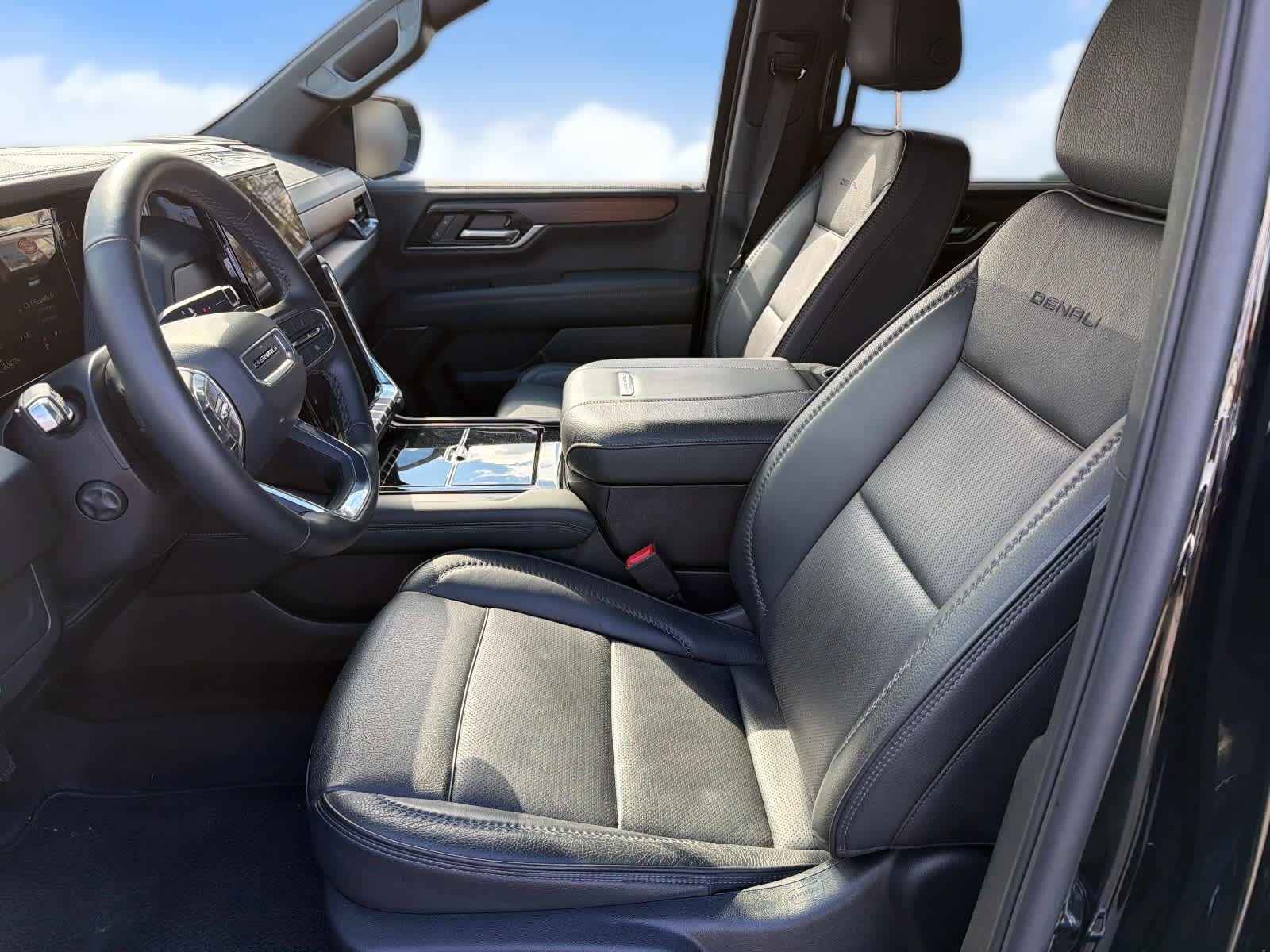 Used 2025 GMC Yukon Denali AWD/4WD image 10