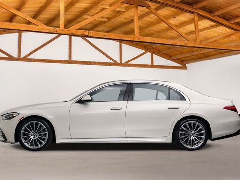 Used 2022 Mercedes-Benz S 500 4MATIC w/ AMG Line Package image 2