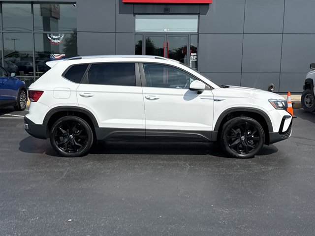 Used 2023 Volkswagen Taos SE w/ Black Wheel Package FWD image 2