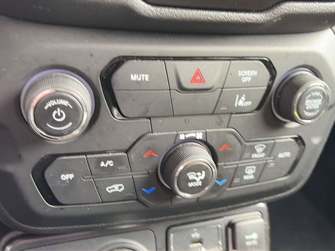 Used 2022 Jeep Renegade Latitude w/ Convenience Group AWD/4WD image 14