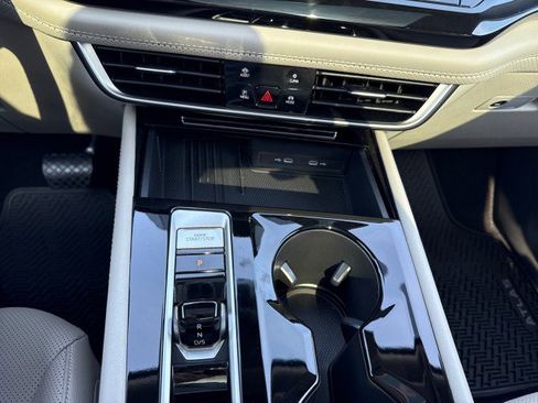 Used 2025 Volkswagen Atlas SE image 24