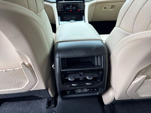 Used 2024 Jeep Grand Cherokee Limited w/ Black Appearance Package AWD/4WD image 33