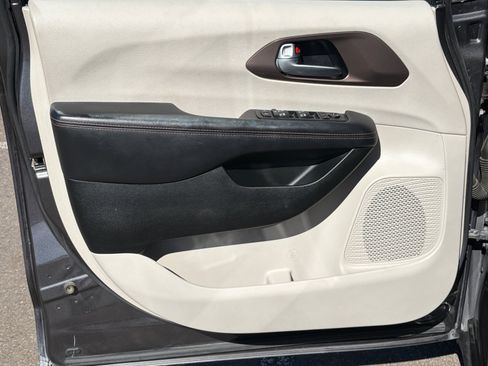 Used 2018 Chrysler Pacifica Touring-L Plus FWD image 13