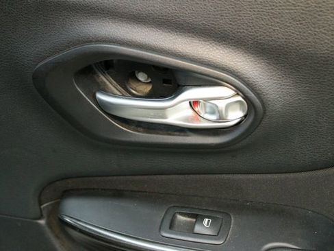 Used 2014 Jeep Cherokee Altitude w/ Cold Weather Group image 13