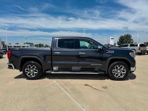 Used 2022 GMC Sierra 1500 SLT AWD/4WD image 2