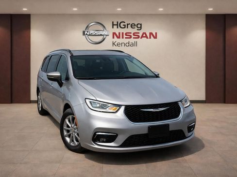 Used 2024 Chrysler Pacifica Touring-L FWD image 3