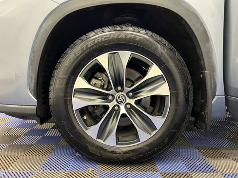 Used 2021 Toyota Highlander XLE image 9