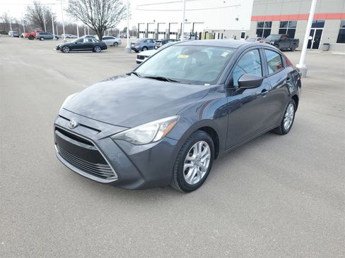 Used 2017 Toyota Yaris iA image 2
