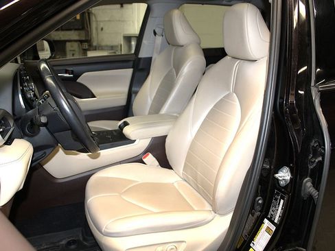 Used 2020 Toyota Highlander XLE AWD/4WD image 26