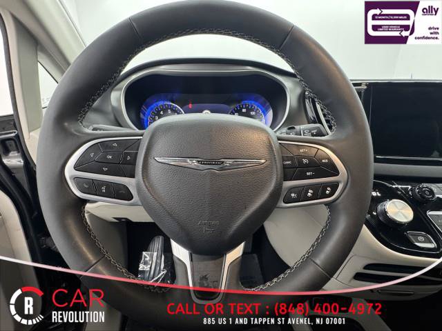 Used 2023 Chrysler Pacifica Touring-L FWD image 21