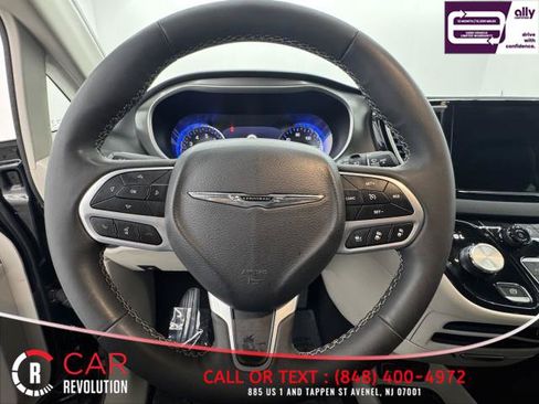 Used 2023 Chrysler Pacifica Touring-L FWD image 21