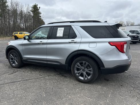 Used 2022 Ford Explorer XLT w/ XLT Sport Appearance Package AWD/4WD image 5