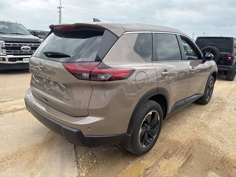 Used 2024 Nissan Rogue SV w/ SV Premium Package FWD image 6