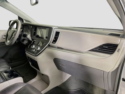 Used 2017 Toyota Sienna LE FWD image 30
