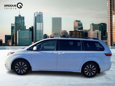 Used 2019 Toyota Sienna LE image 2