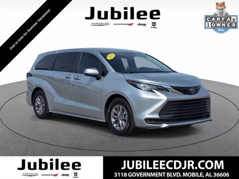 Used 2023 Toyota Sienna LE AWD/4WD image 1