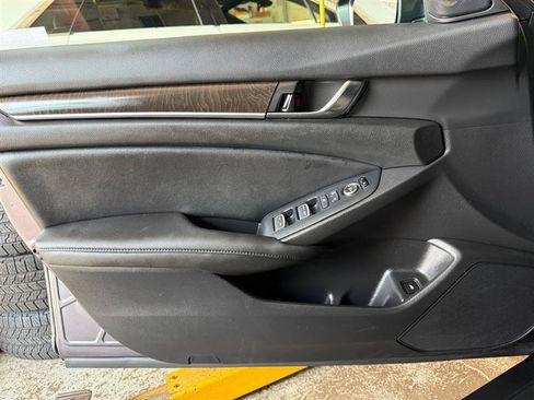 Used 2020 Honda Accord EX image 32