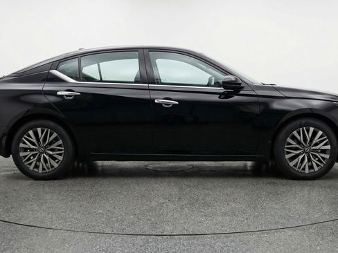 Used 2025 Nissan Altima 2.5 SV image 11