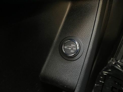 Used 2021 Chevrolet Traverse LT FWD image 15