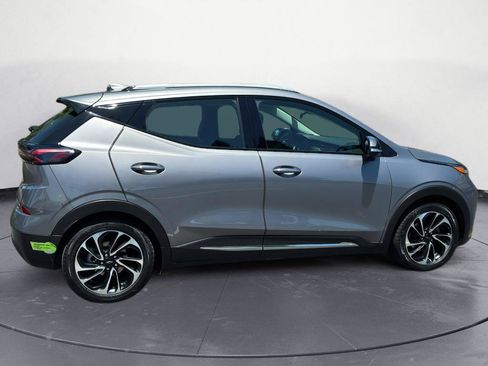 Used 2023 Chevrolet Bolt EUV Premier w/ Sun & Sound Package FWD image 3