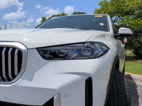 Used 2024 BMW X5 xDrive40i w/ Premium Package AWD/4WD image 3