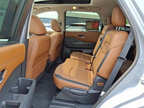 Certified 2023 Nissan Pathfinder Platinum w/ Black Appearance Package image 12