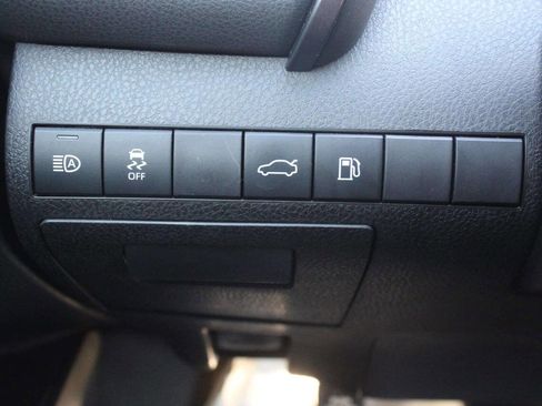 Used 2018 Toyota Camry LE image 30