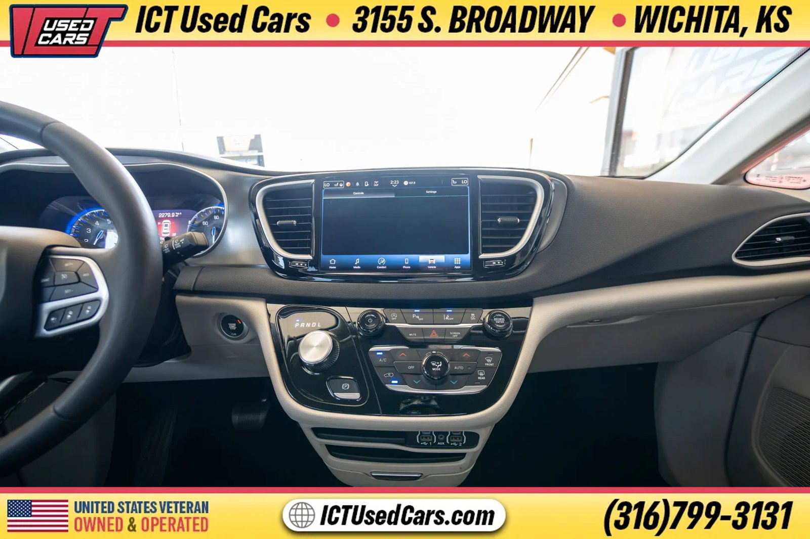 Used 2024 Chrysler Pacifica Touring-L FWD image 22