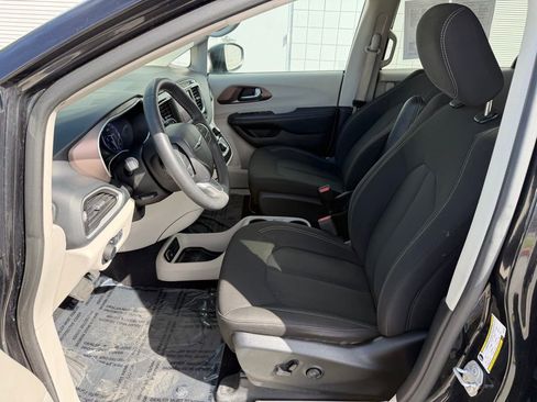 Used 2023 Chrysler Voyager LX image 14