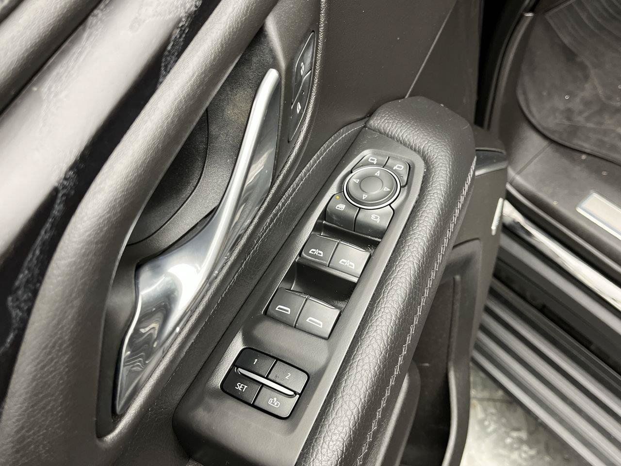 Used 2023 GMC Yukon XL Denali AWD/4WD image 9