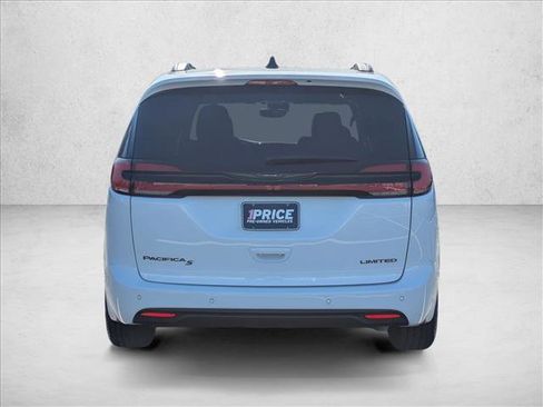 Used 2025 Chrysler Pacifica Limited image 6