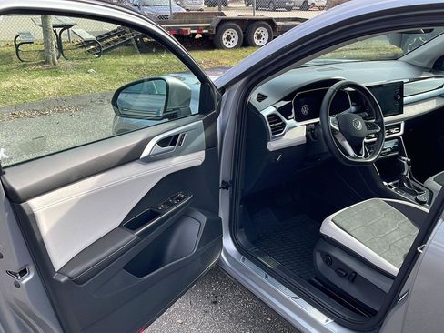 Used 2025 Volkswagen Taos SE AWD/4WD image 16