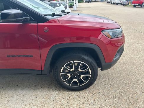 Used 2025 Jeep Compass Trailhawk AWD/4WD image 2
